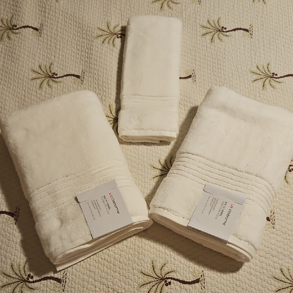 Liz Claiborne Signature Plush White Bath Towel Set (2 Bath + 1 Hand)